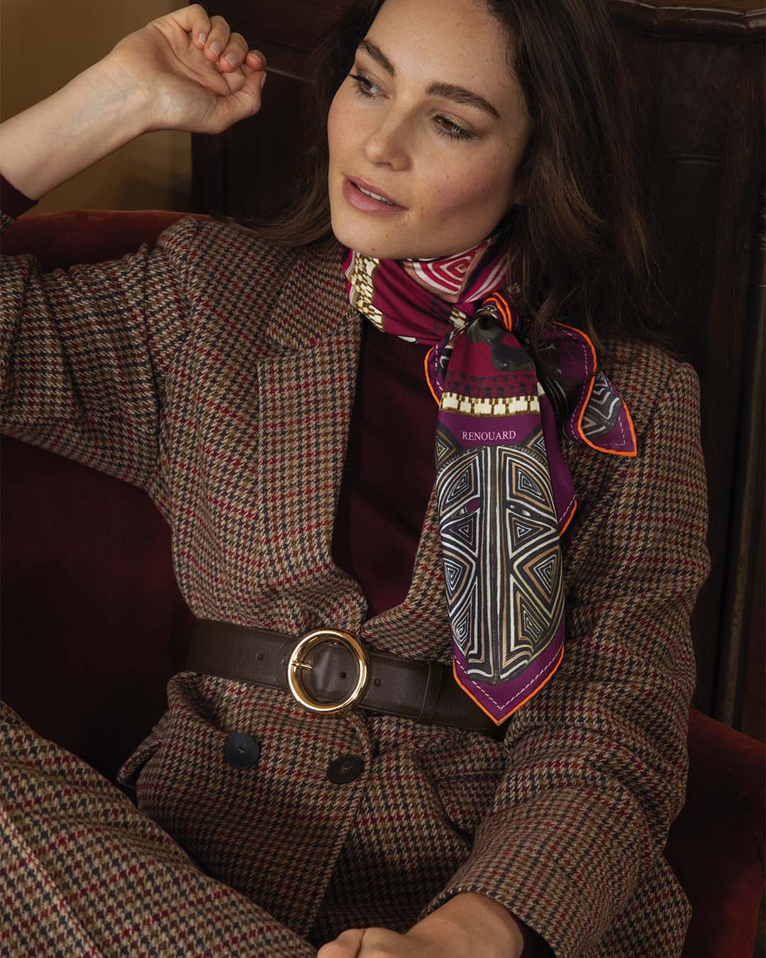 Notre ceinture Tamara Renouard en cuir lisse ébène et boucle dorée, vue portée par notre mannequin. 