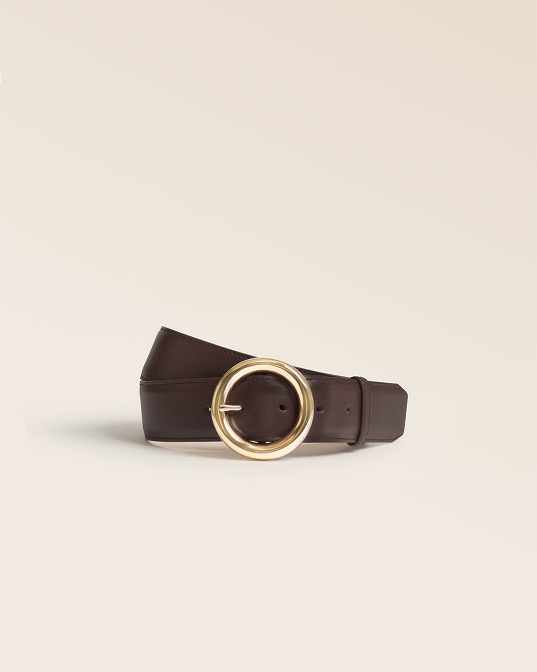 Notre ceinture Tamara Renouard en cuir lisse ébène et boucle dorée, vue de face en studio.