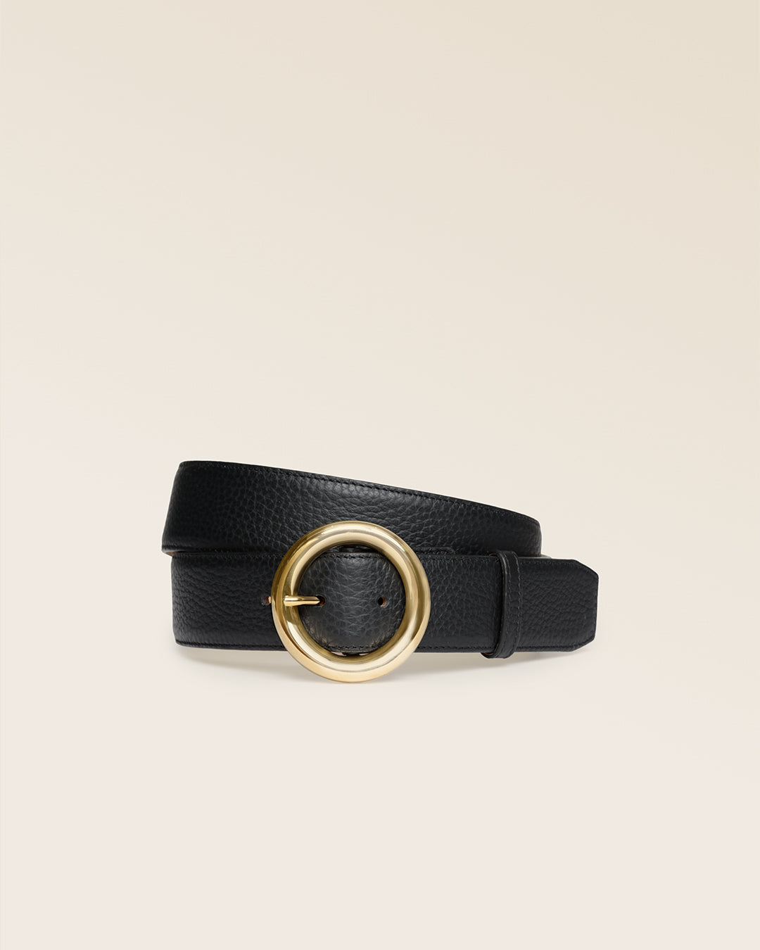 La ceinture Tamara Renouard en cuir façon vigogne noir et boucle dorée, vue de face en studio.