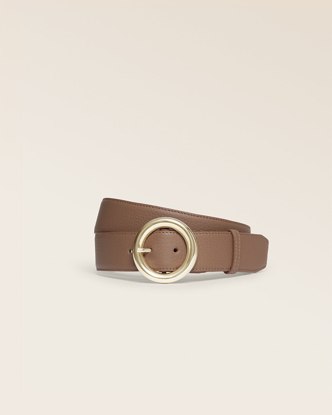 La ceinture Tamara Renouard en cuir façon vigogne fauve et boucle dorée, vue de face en studio.
