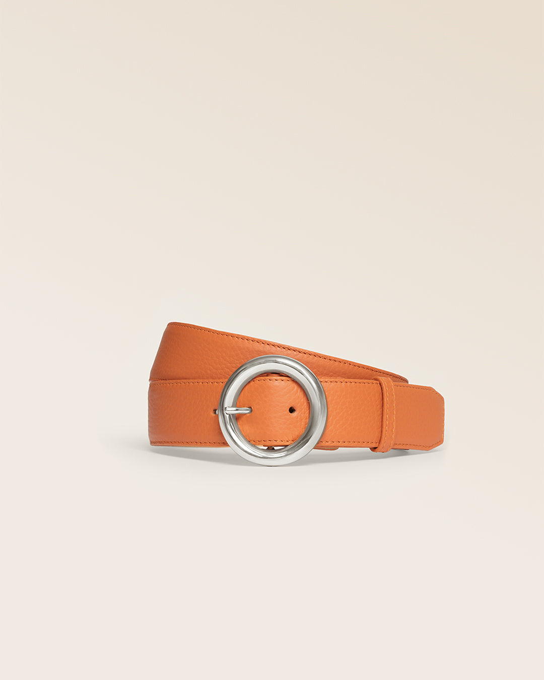 La ceinture Tamara Renouard en cuir façon vigogne orange et boucle nickelée, vue de face en studio.