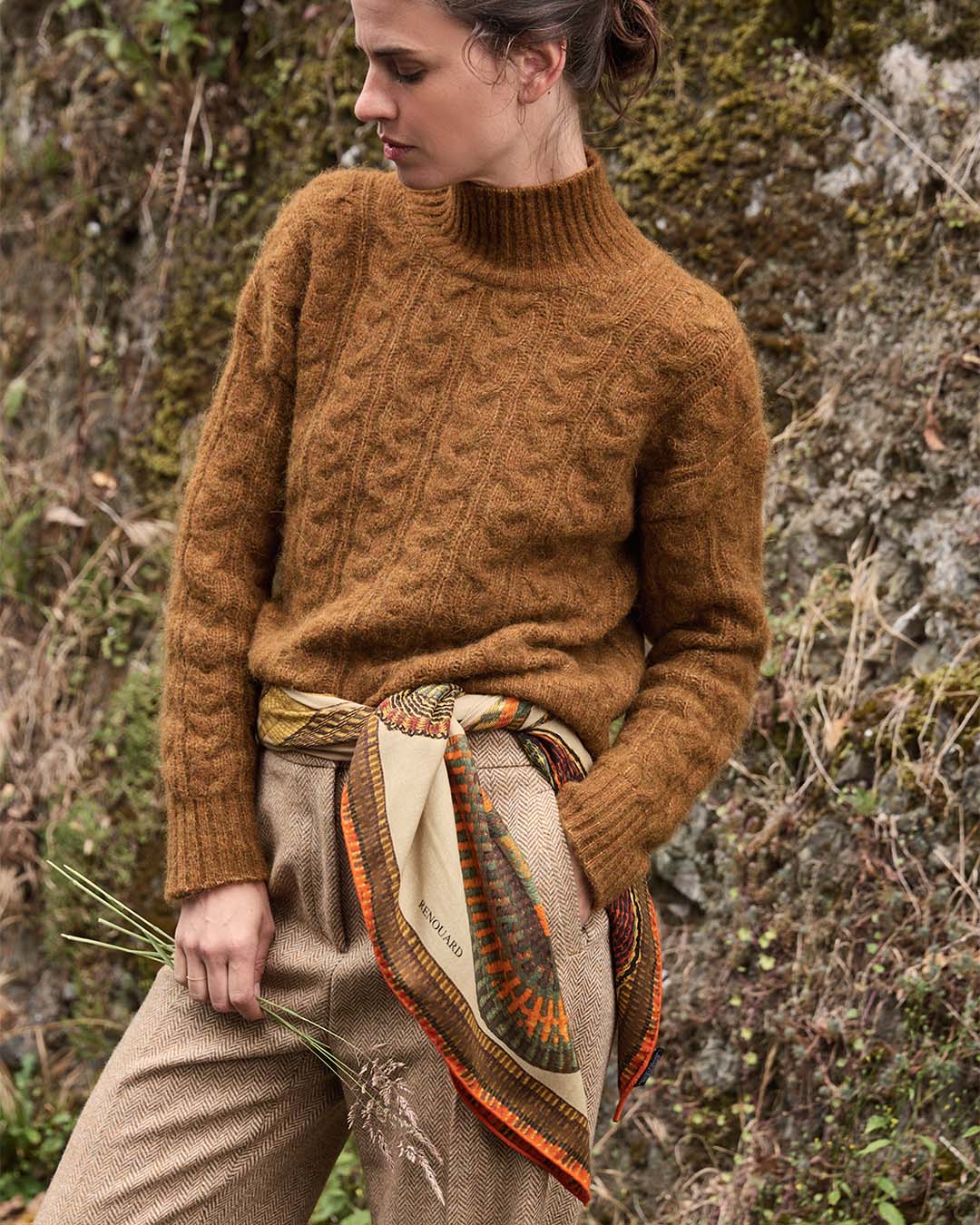 Le châle Éventails du Ghana Renouard en laine et soie, en version beige et orange, vu porté par notre mannequin. 