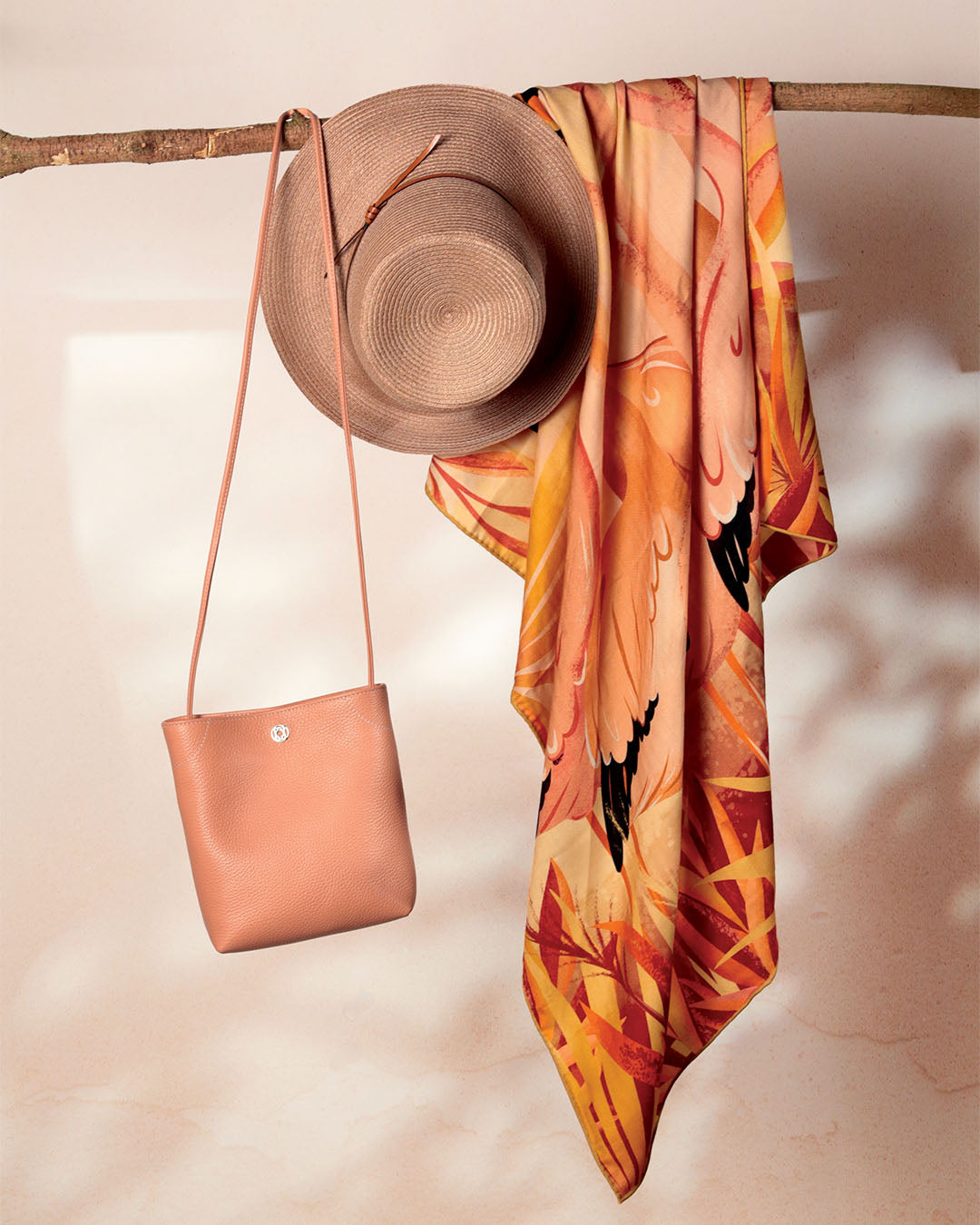 Notre châle Camargue Renouard en laine et soie pêche, vu en ambiance.