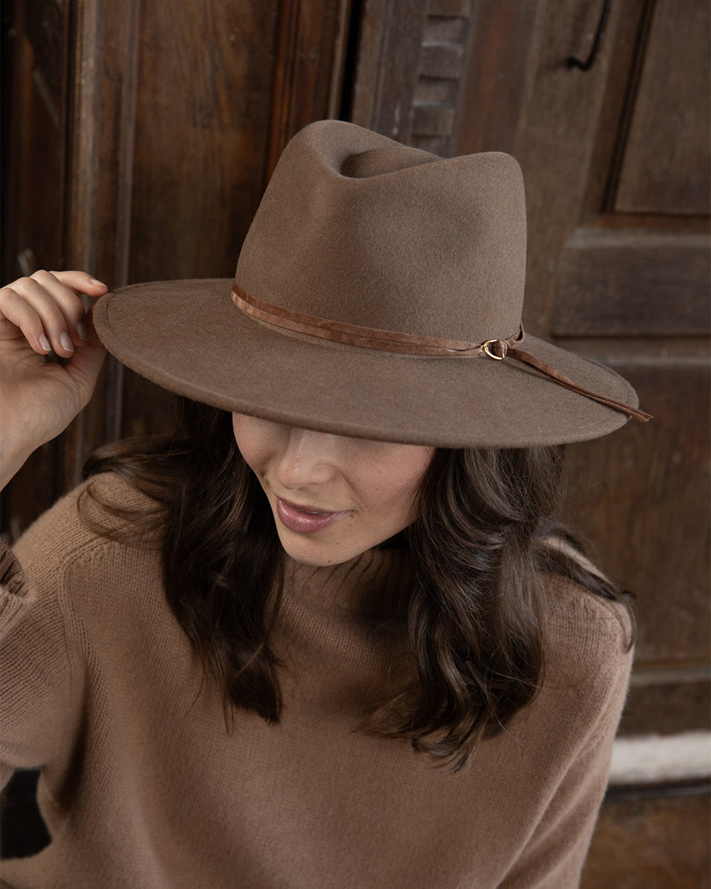Notre chapeau Carmella Renouard en laine feutrée taupe, vu porté par notre mannequin. 