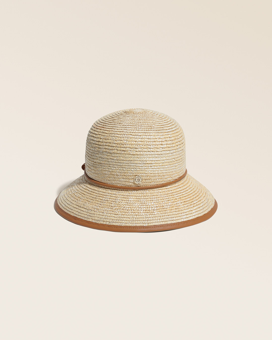 Notre chapeau cloche Gaby Renouard, en paille naturelle et cuir vachette camel, vu de face en studio.
