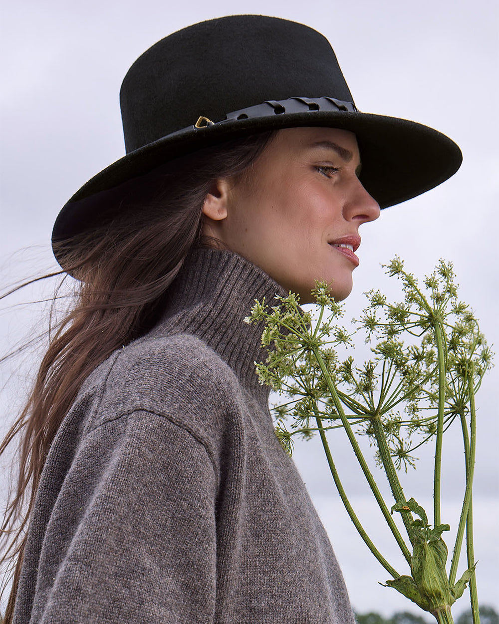 Le chapeau Hunter Renouard en laine noire, vu porté par notre mannequin.
