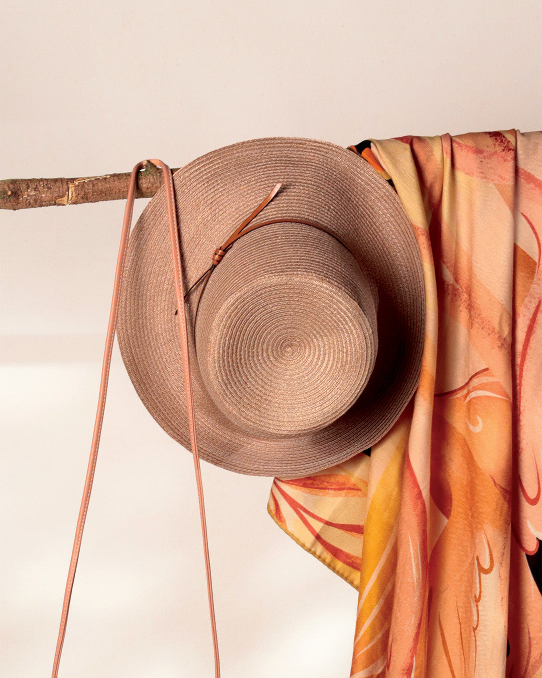 Notre chapeau panama Livia Renouard en chanvre tressé et lien de cuir, vu en ambiance.
