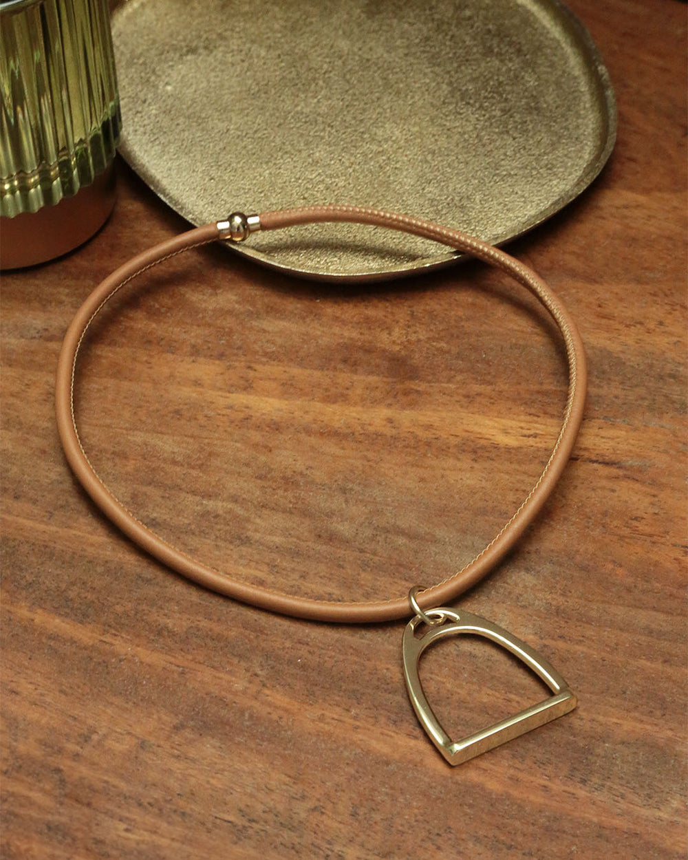 Notre collier Attelage Renouard, en cuir d'agneau camel et accessoire doré, vu en ambiance.