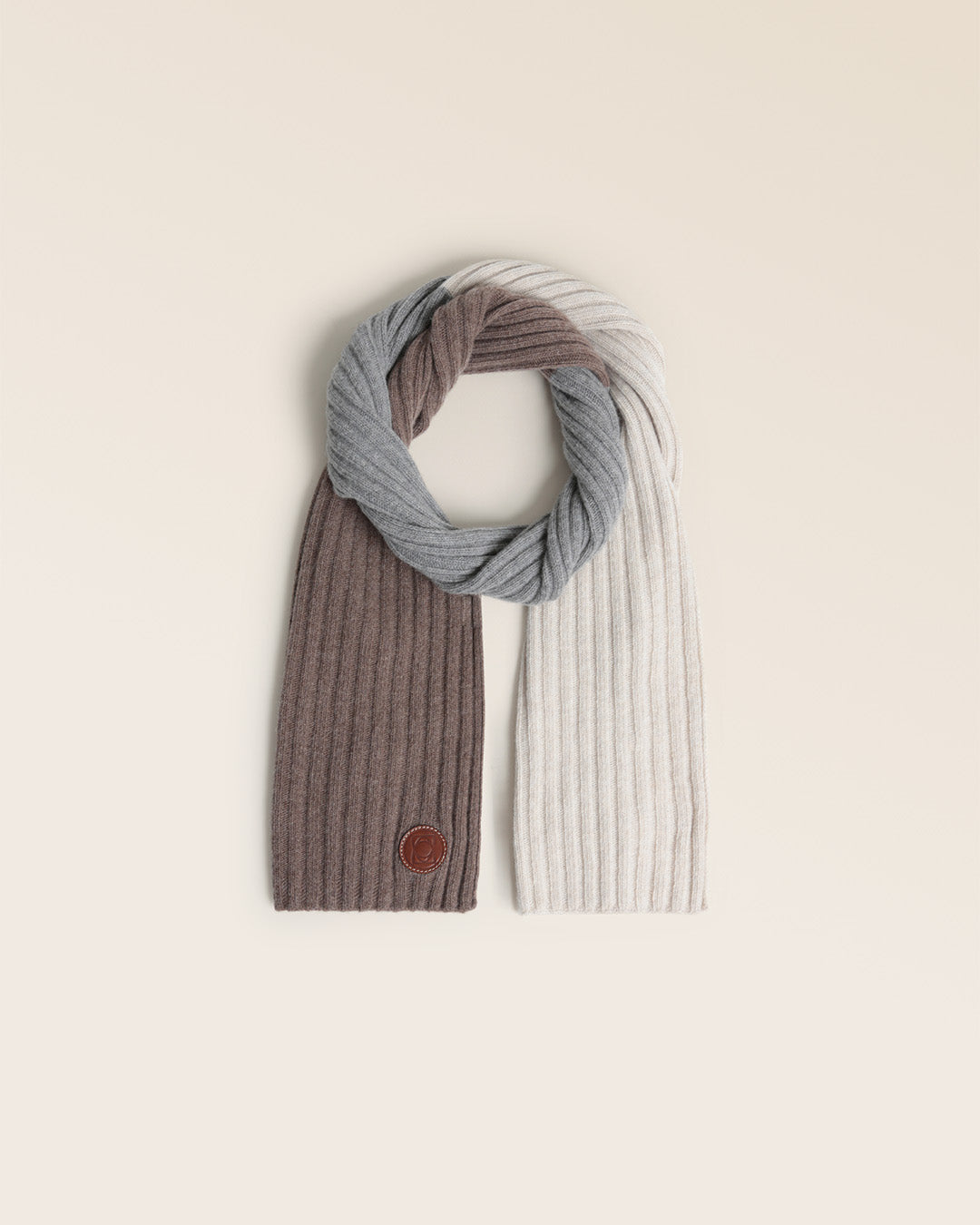 Notre écharpe Holly Renouard en laine et cachemire tricolore, ficelle, gris et taupe ; vue de face en studio.