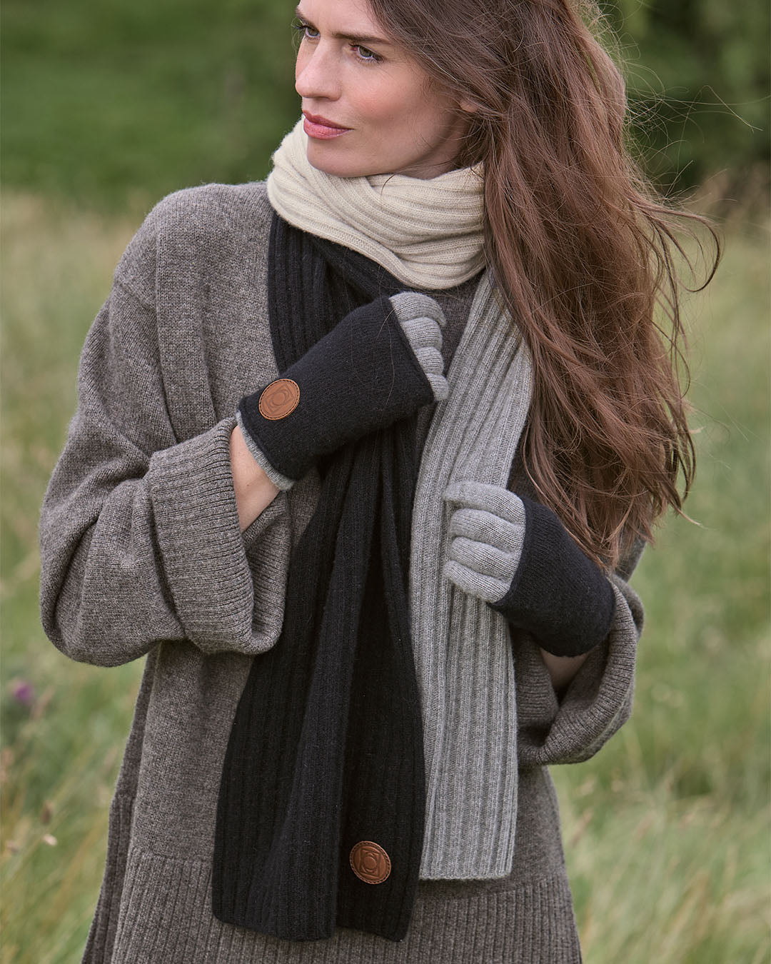 L'écharpe Holly Renouard en laine et cachemire, en coloris noir, ficelle et gris, vue portée par notre mannequin.