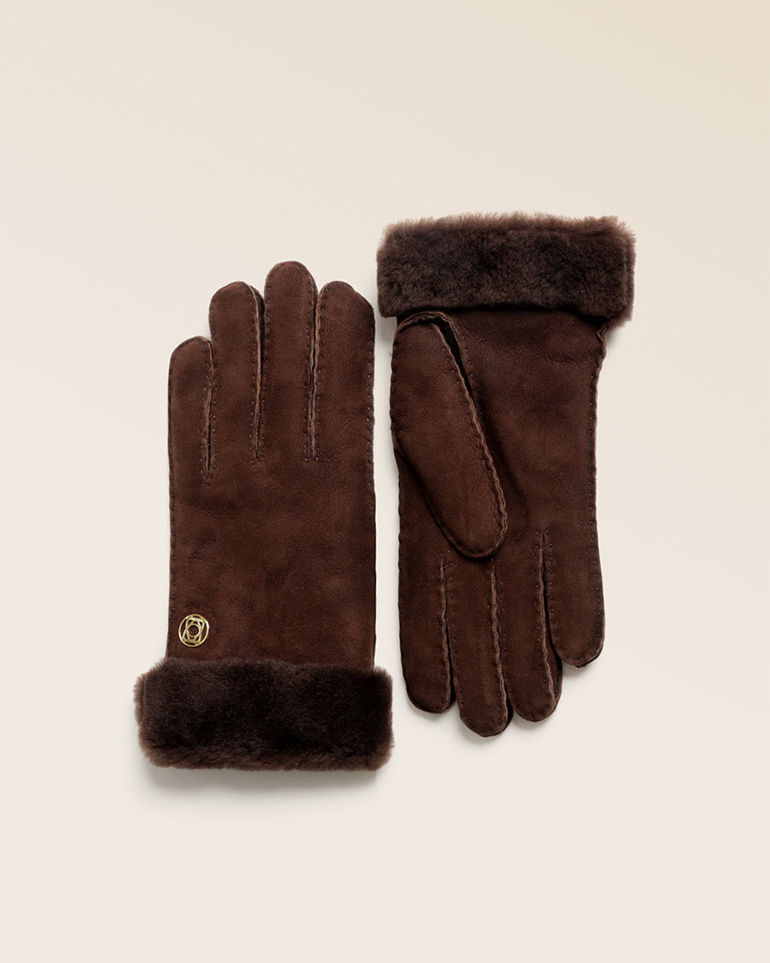 Nos gants Avoriaz Renouard, en cuir de mouton retourné chocolat, vus de face en studio.
