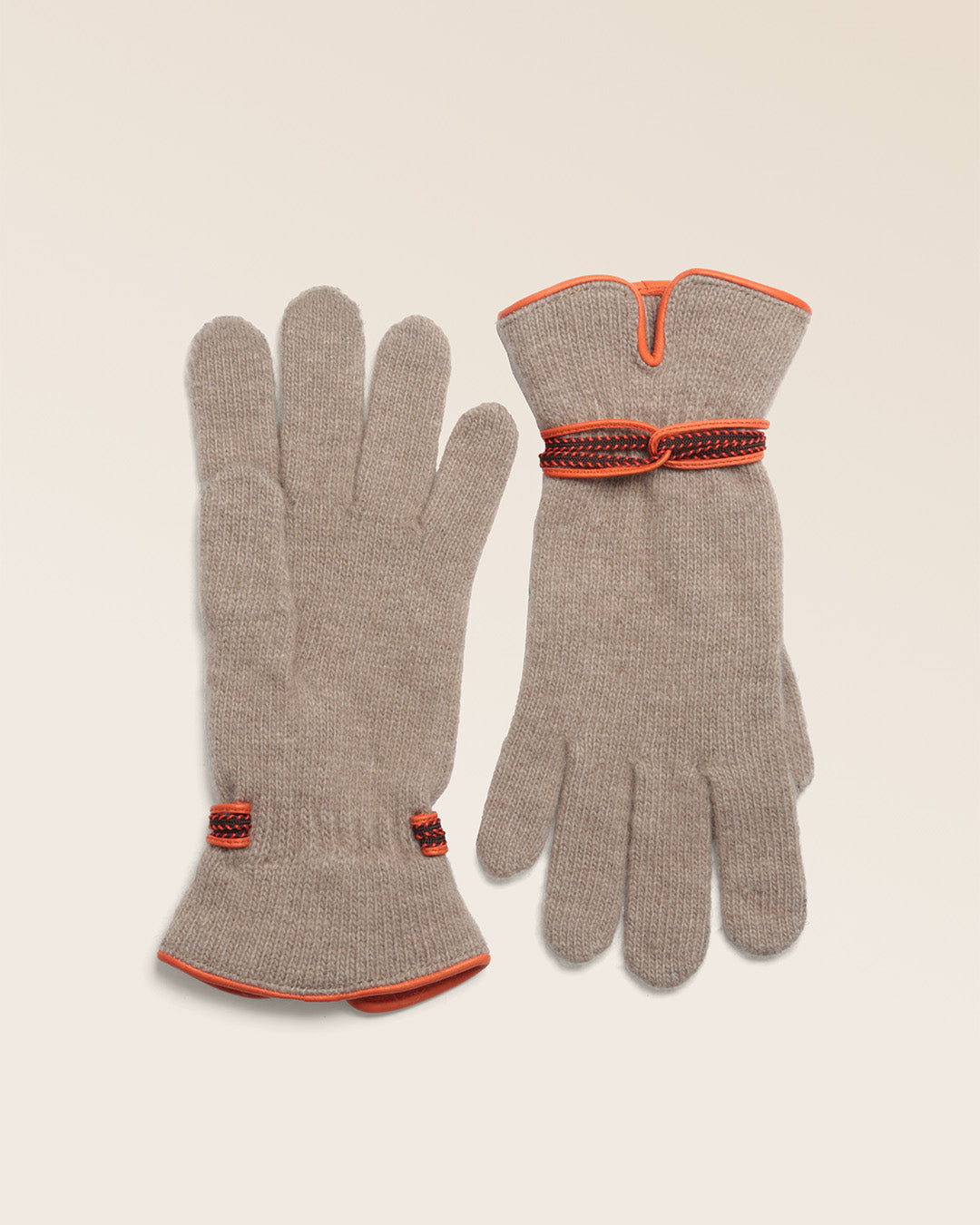 Les gants Chamonix Renouard en laine mélangée beige et cuir orange, vus en studio.