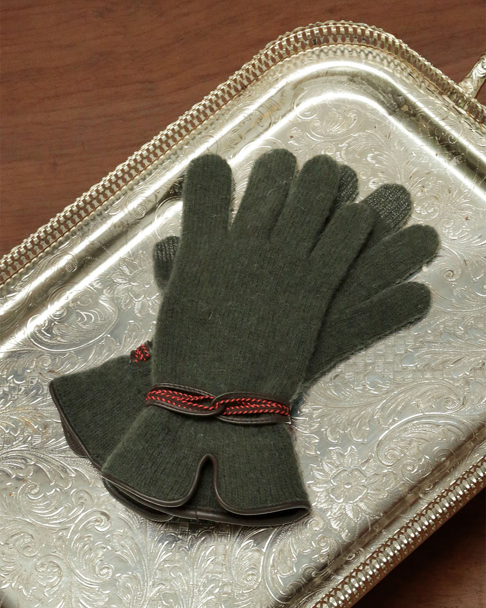 Nos gants Chamonix Renouard en mélange de laine, polyamide et angora kaki, vus en ambiance.