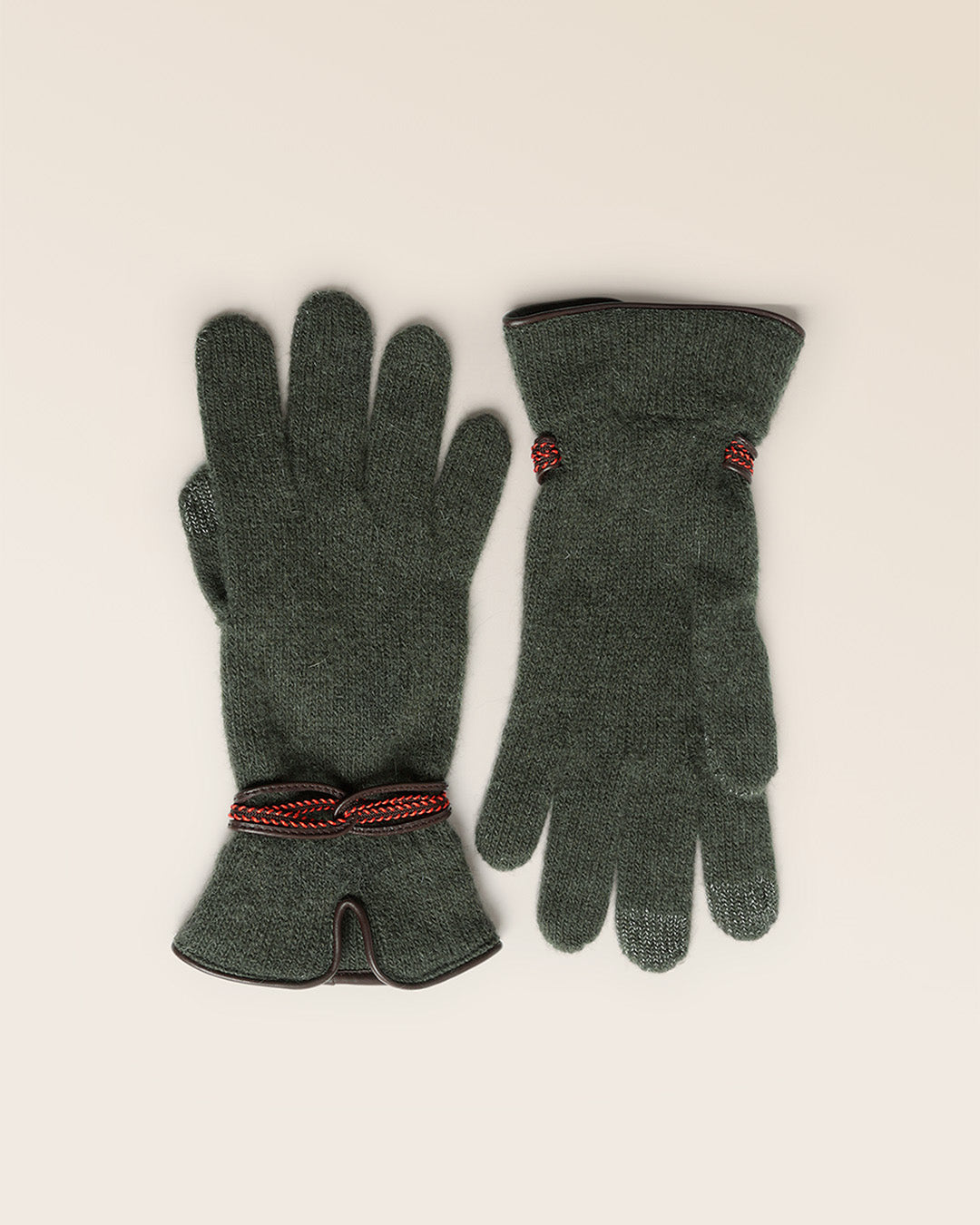 Nos gants Chamonix Renouard en mélange de laine, polyamide et angora kaki, vus de face en studio.
