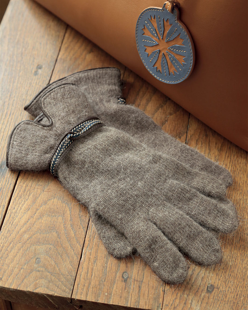 Nos gants Chamonix Renouard en laine taupe et cuir chocolat, vus en ambiance.