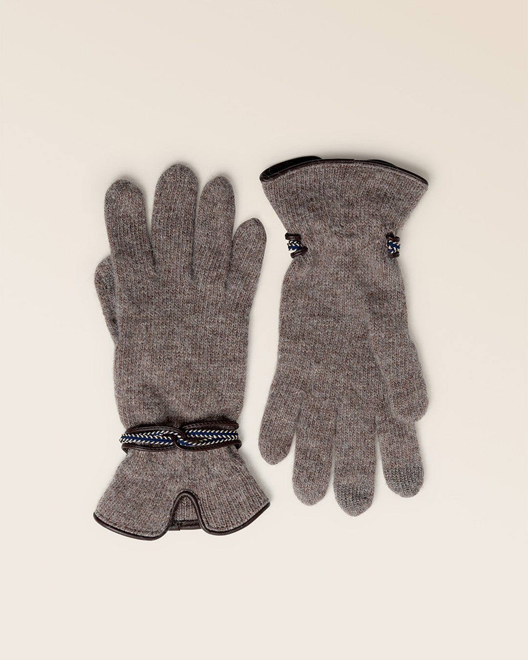 Nos gants Chamonix Renouard en laine taupe et cuir chocolat, vus de face en studio.