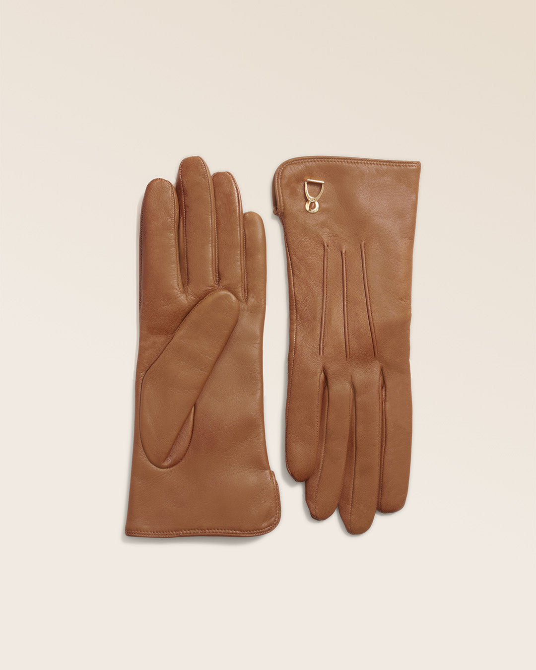 Les gants Haras Renouard en cuir d'agneau lisse camel, vus en studio.