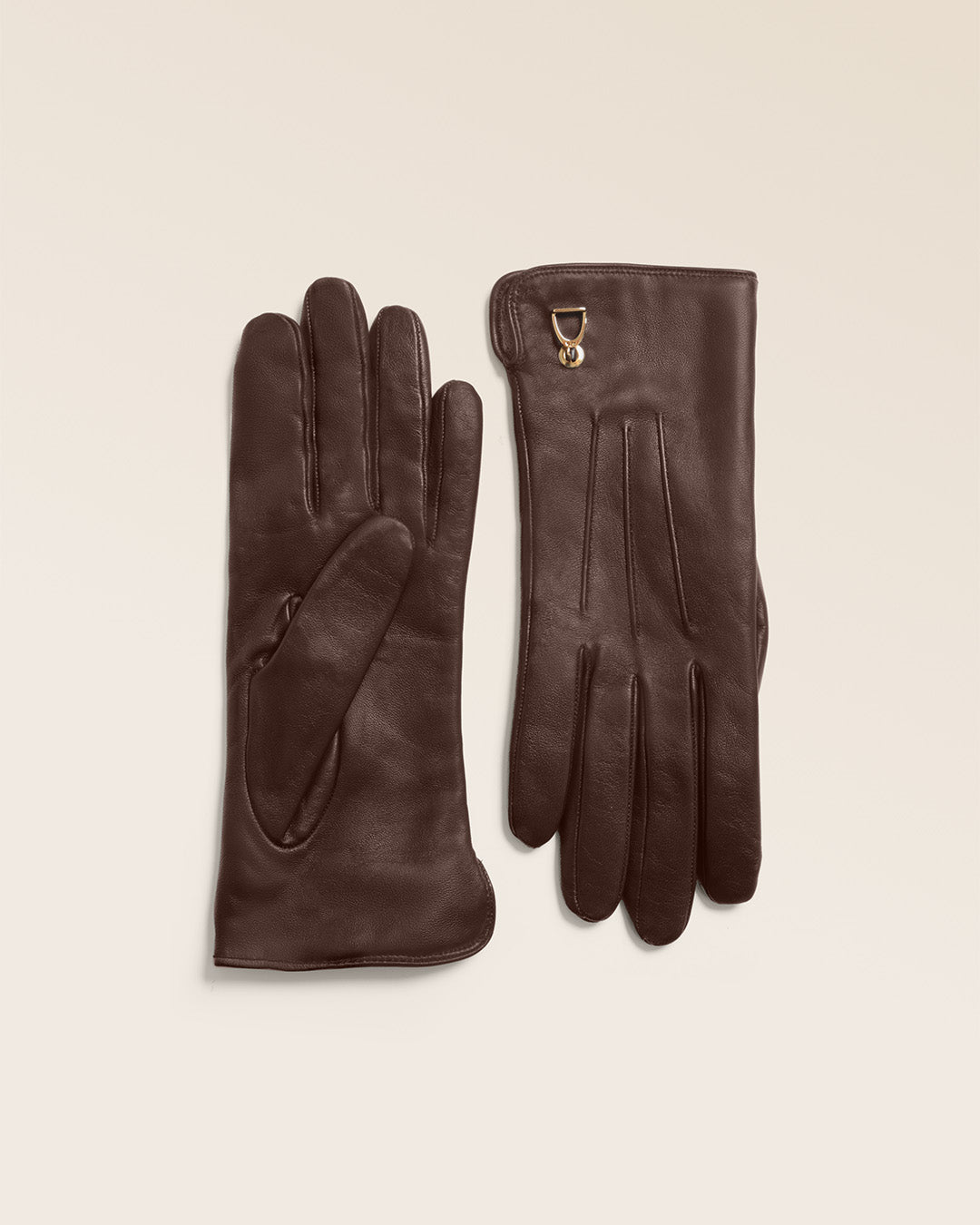 Les gants Haras Renouard en cuir d'agneau lisse chocolat, vus en studio.