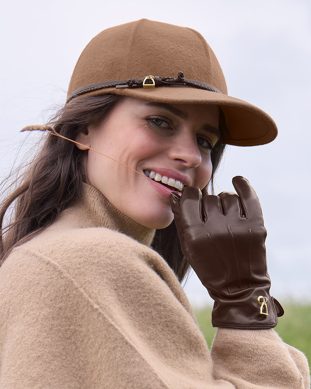 Les gants Haras Renouard en cuir d'agneau lisse chocolat, vus portés par notre mannequin.