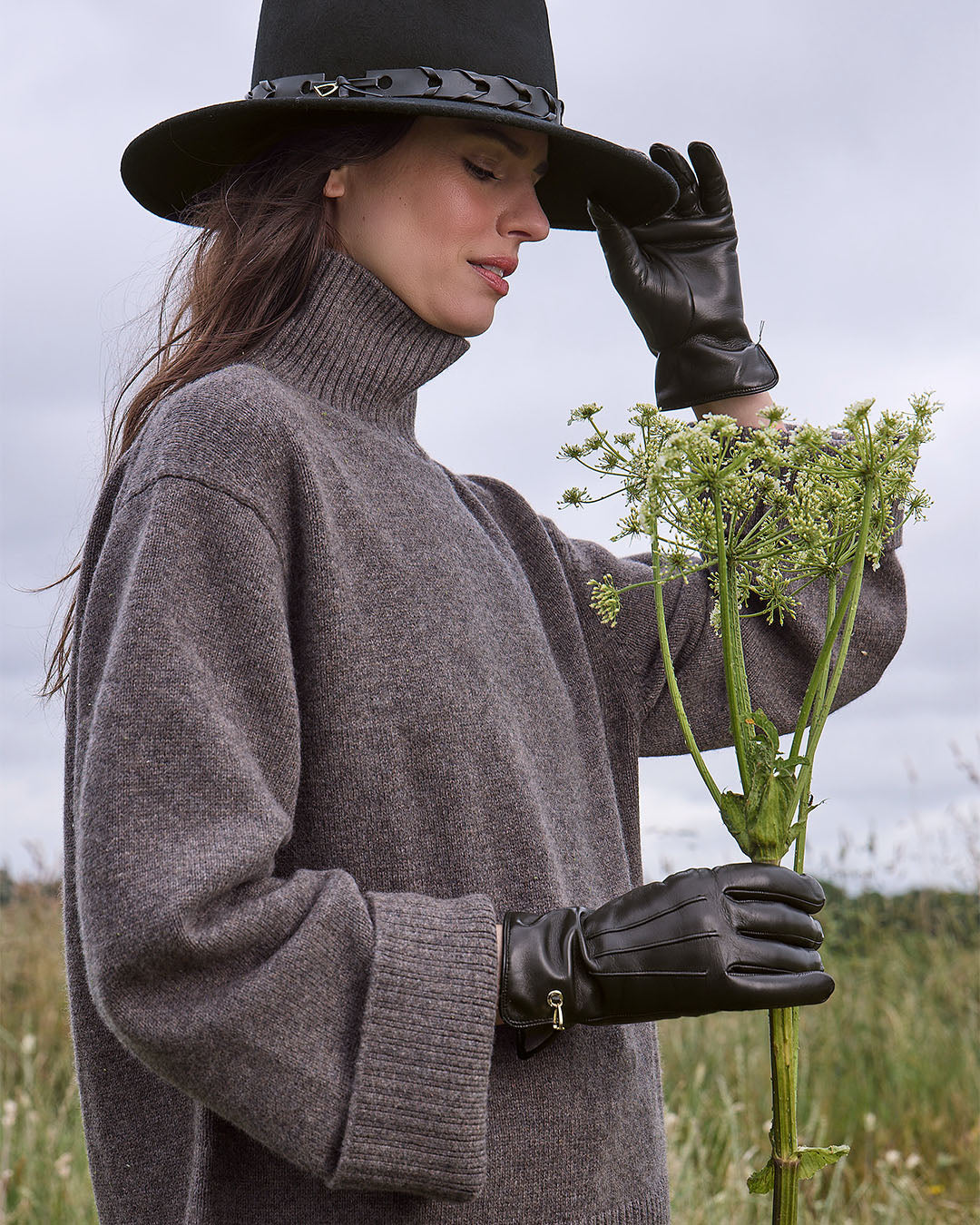 Les gants Haras Renouard en cuir d'agneau lisse noir, vus portés par notre mannequin.