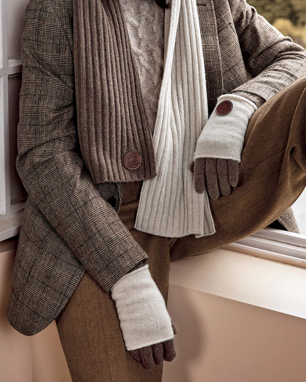 Nos gants-mitaines Snow Renouard en laine et cachemire ficelle et taupe, vus portés par notre mannequin. 