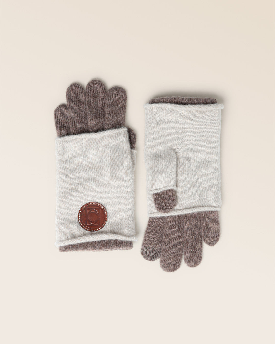 Nos gants-mitaines Snow Renouard en laine et cachemire ficelle et taupe, vus de face en studio.