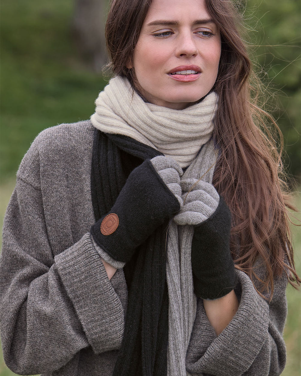 Les gants-mitaines Snow Renouard en laine et cachemire noir et gris, vus portés par notre mannequin.