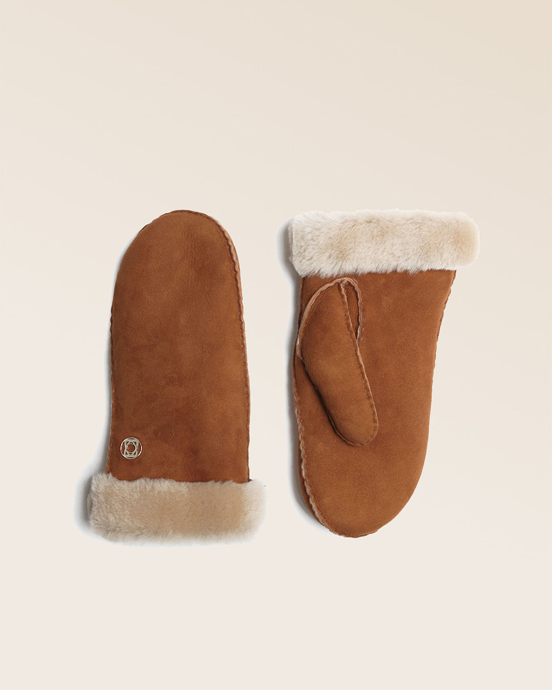 Nos gants mouffles Cocoon Renouard en cuir de mouton retourné fauve vu de face en studio.