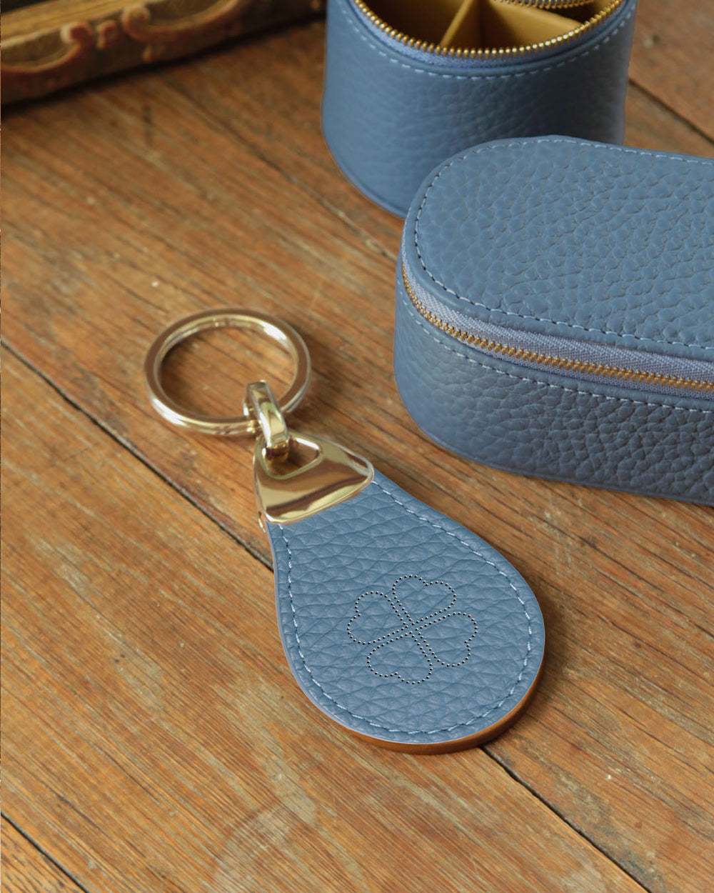 Notre porte-clés Chance en cuir façon vigogne bleu cobalt, vu en ambiance.