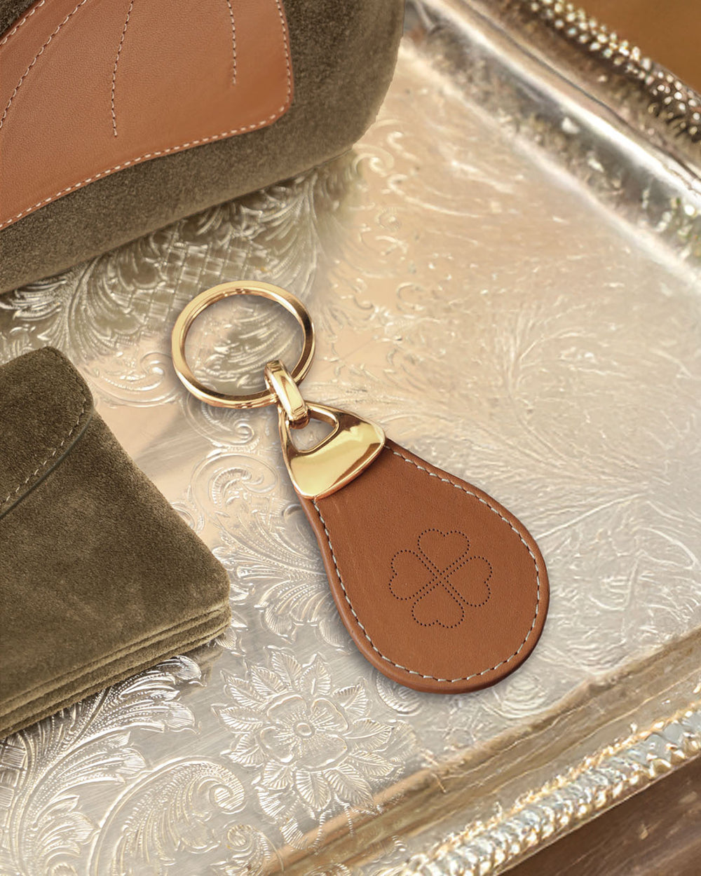 Notre porte-clés Chance Renouard en cuir vintage camel, vu en ambiance.
