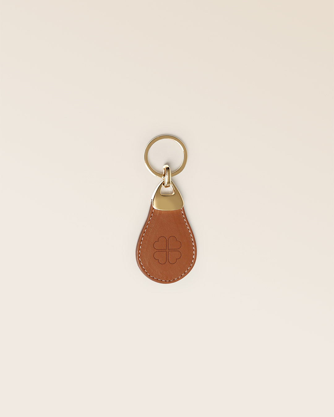 Notre porte-clés Chance Renouard en cuir vintage camel, vu de face en studio.