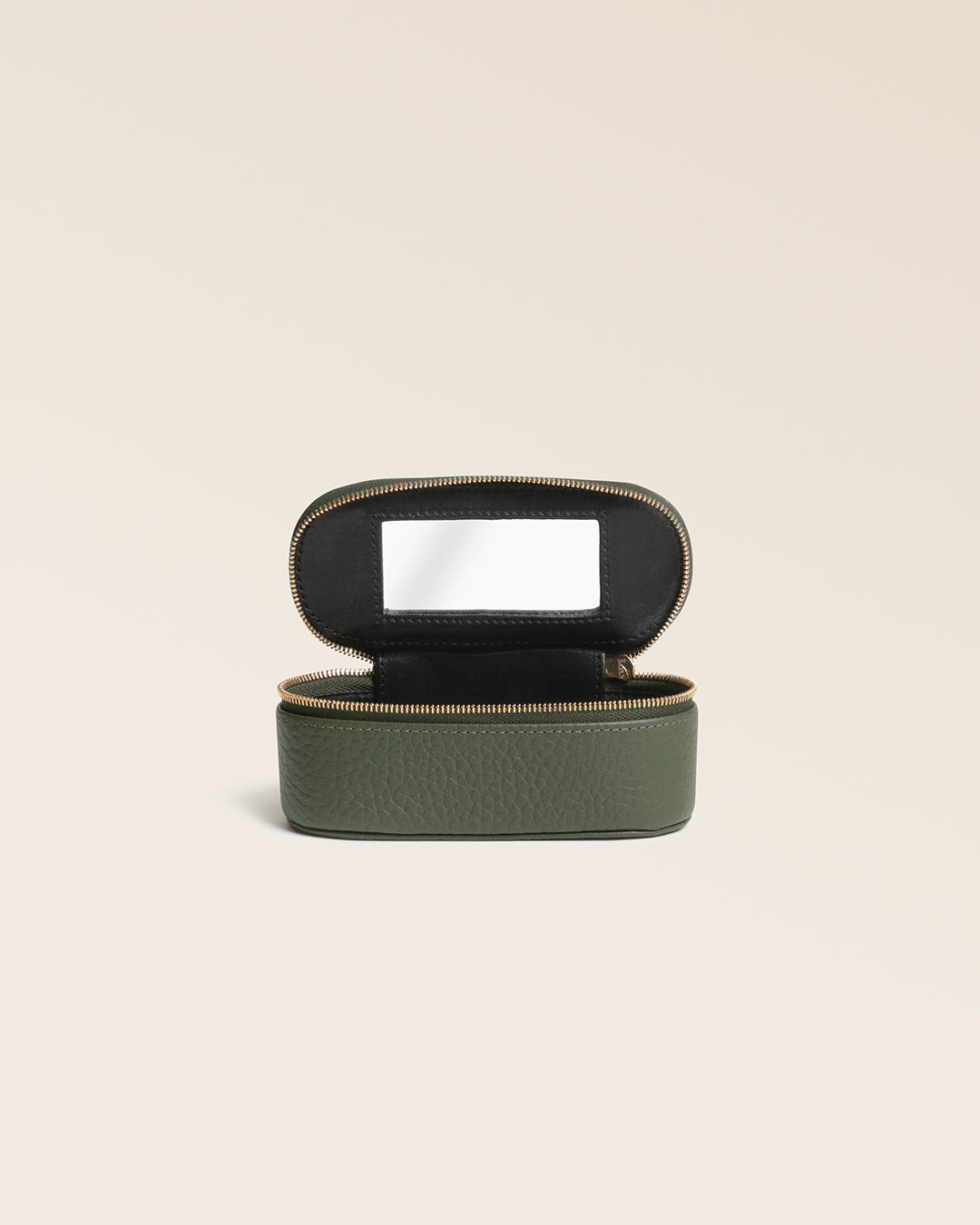 Notre boitier rouge à lèvres Renouard en cuir façon vigogne kaki, vu de face ouvert en studio.