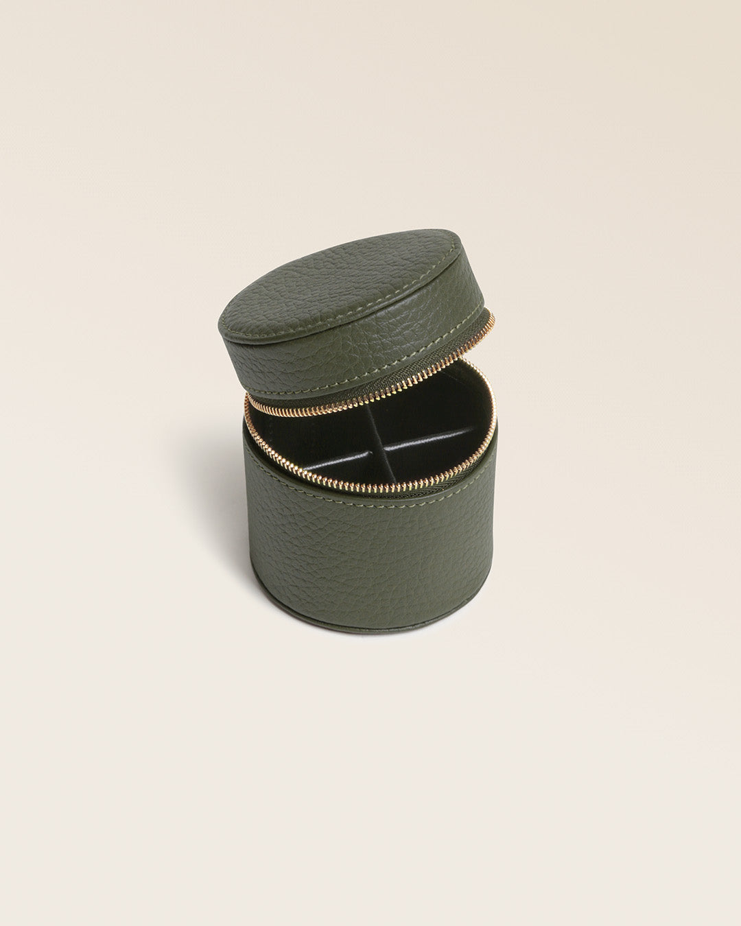 Notre coffret Bague Renouard en cuir façon vigogne kaki, vu du dessus en studio.