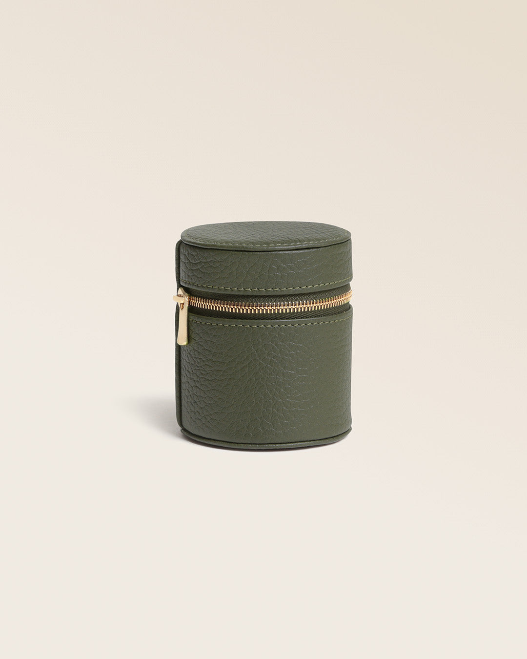 Our Renouard ring box in khaki vicuña-style leather, seen from the front, closed, in the studio.