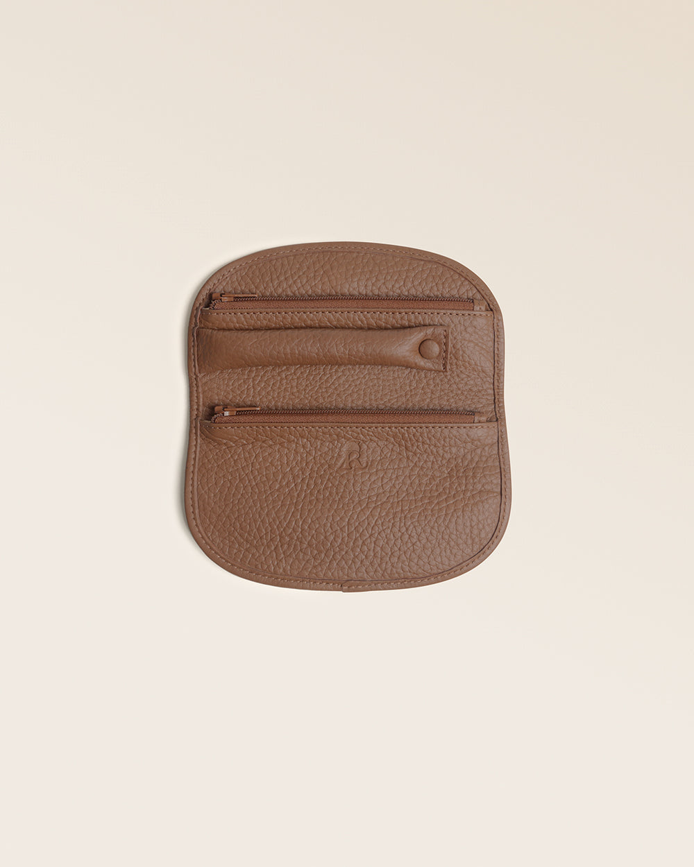 Notre étui bijoux Renouard en cuir façon vigogne fauve, vu de face ouvert en studio.