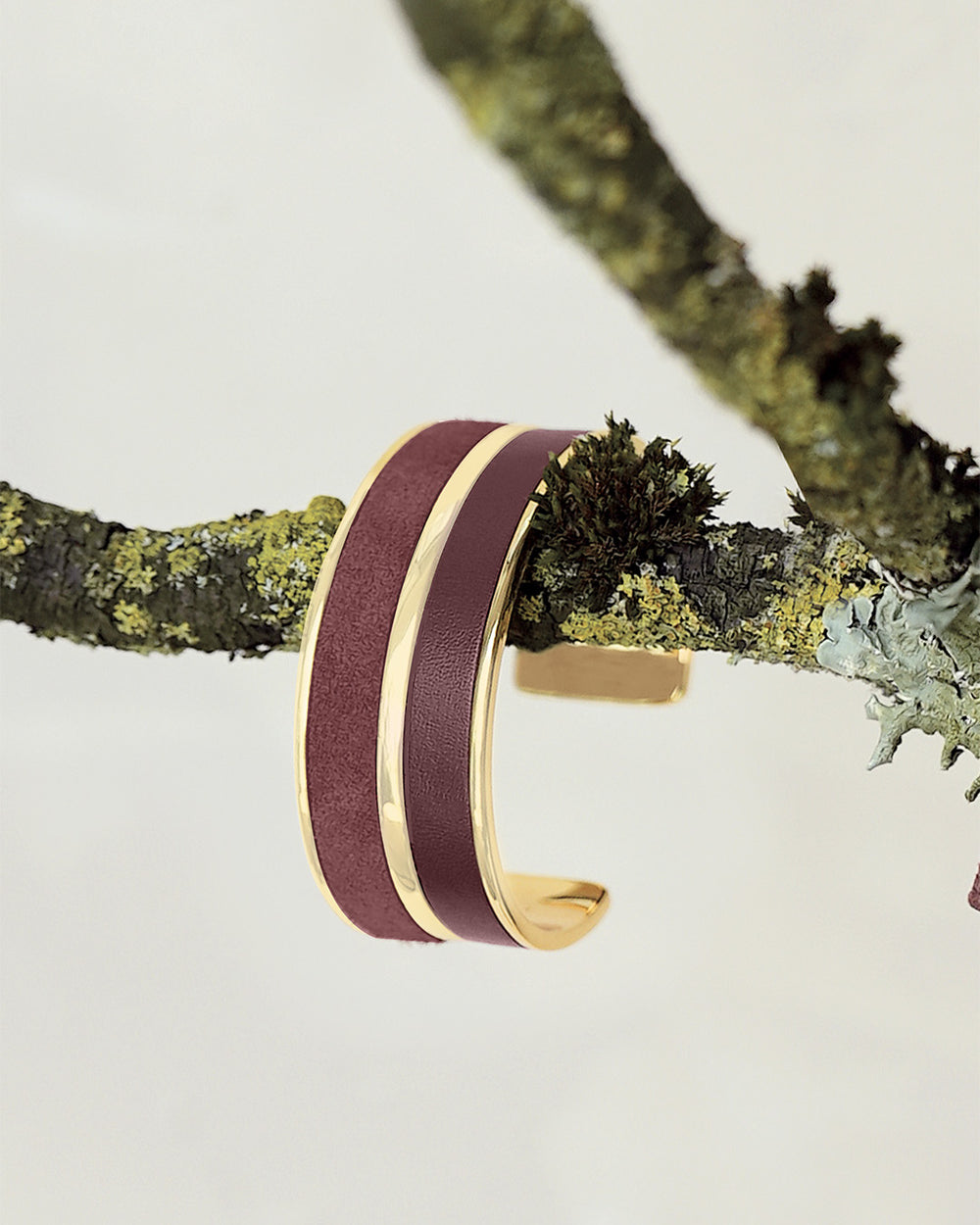 Le bracelet manchette Adeline Renouard en cuir veau velours acajou et cuir lisse acajou, vu en ambiance.
