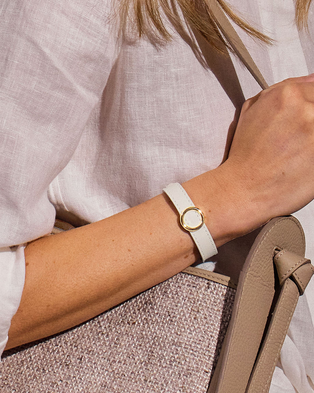 Notre bracelet Caspule Renouard en cuir façon vigogne crème, vu porté par notre mannequin.