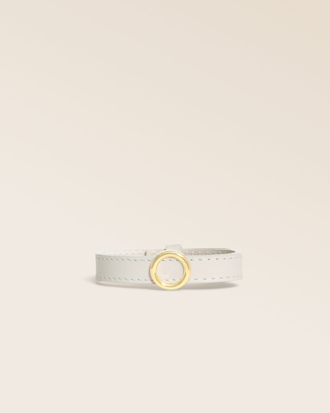 Notre bracelet Caspule Renouard en cuir façon vigogne crème, vu de face en studio.