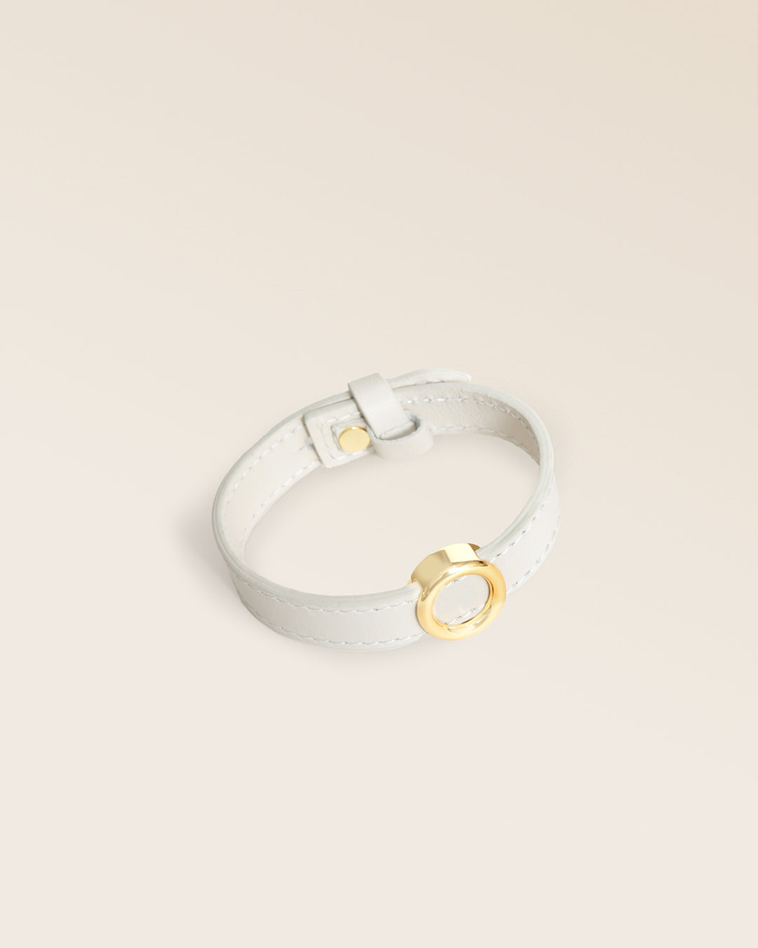 Notre bracelet Caspule Renouard en cuir façon vigogne crème, vu de quart en studio.