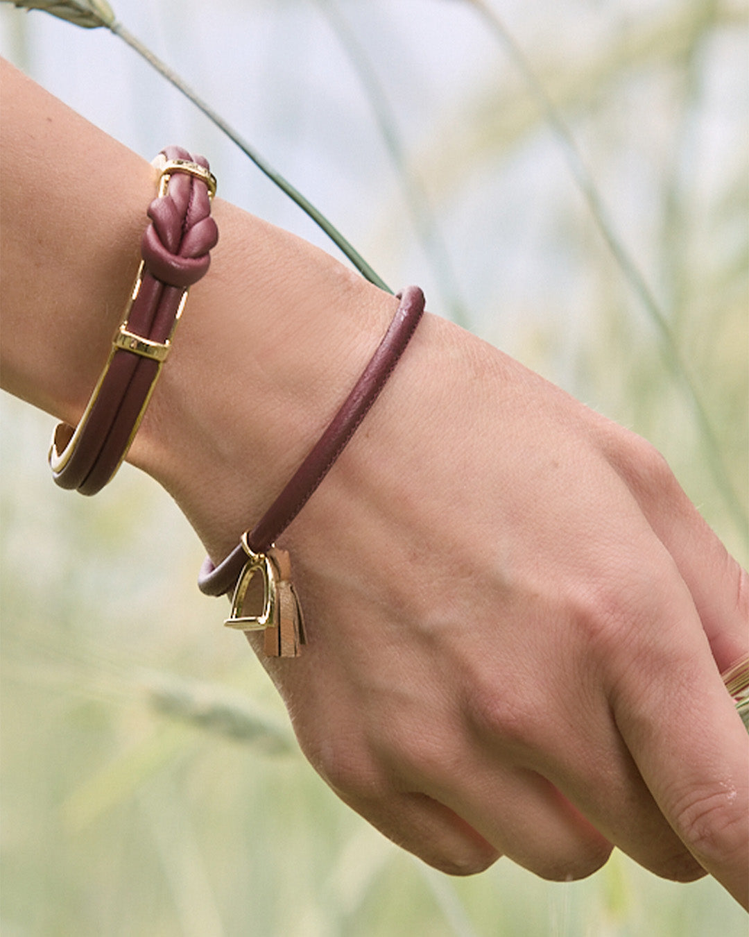 Le bracelet Doris Renouard en cuir d'agneau bordeaux, vu porté par notre mannequin.