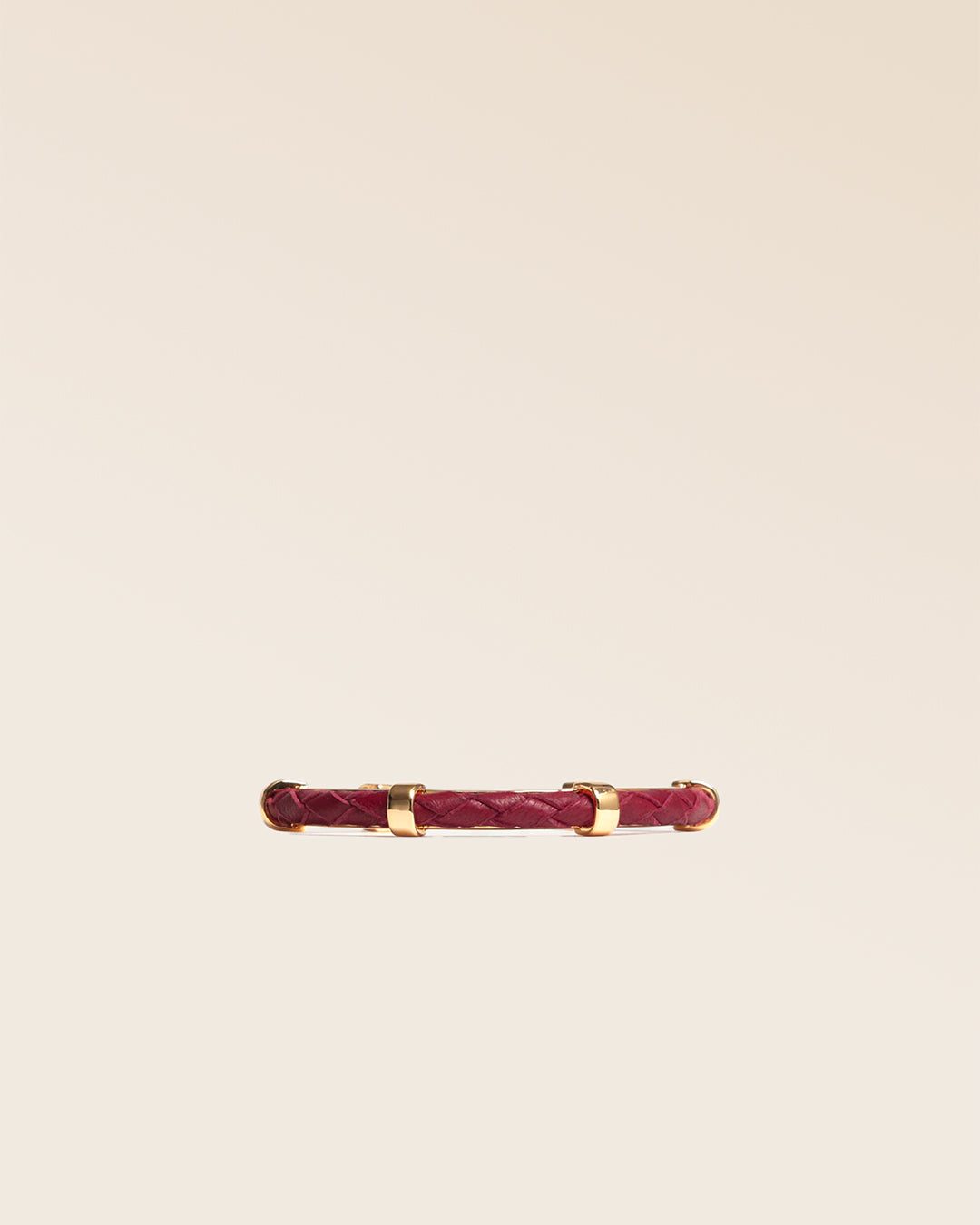 Le bracelet Lisbonne Renouard en cuir d'agneau tressé bordeaux, vu de face en studio.