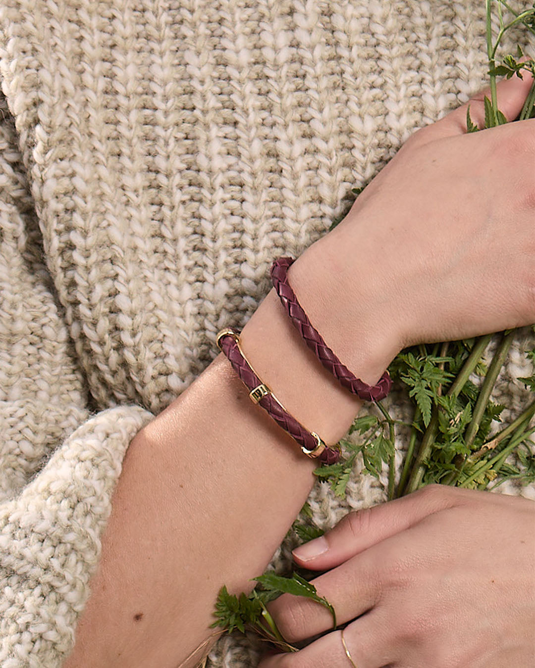 Le bracelet Lisbonne Renouard en cuir d'agneau tressé bordeaux, vu porté par notre mannequin. 