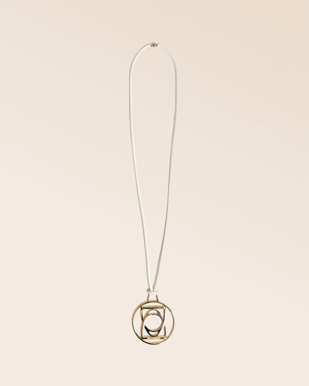 Notre sautoir Alezan Renouard en cuir d'agneau craie et accessoire doré, vu de face en studio.