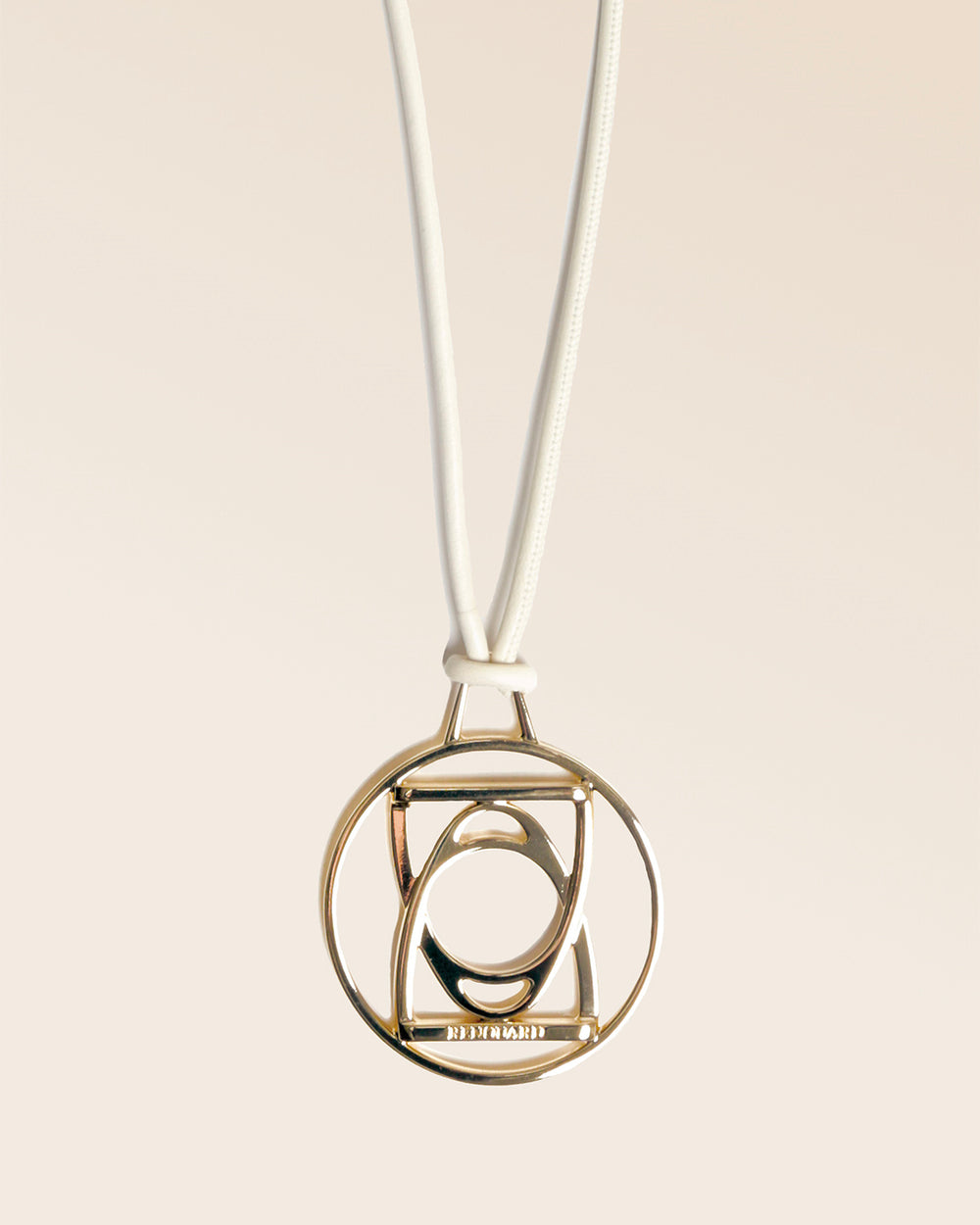 Notre sautoir Alezan Renouard en cuir d'agneau craie et accessoire doré, vu de près en studio.