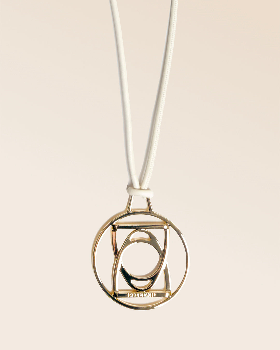 Notre sautoir Alezan Renouard en cuir d'agneau craie et accessoire doré, vu de près en studio.