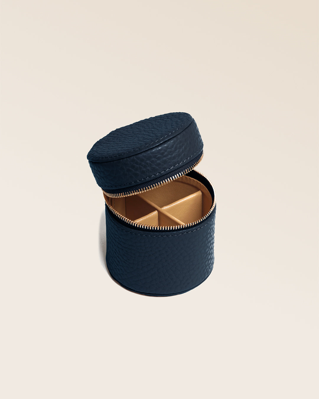 Notre coffret bague Renouard en cuir façon vigogne bleu marine, vu de quart ouvert en studio.