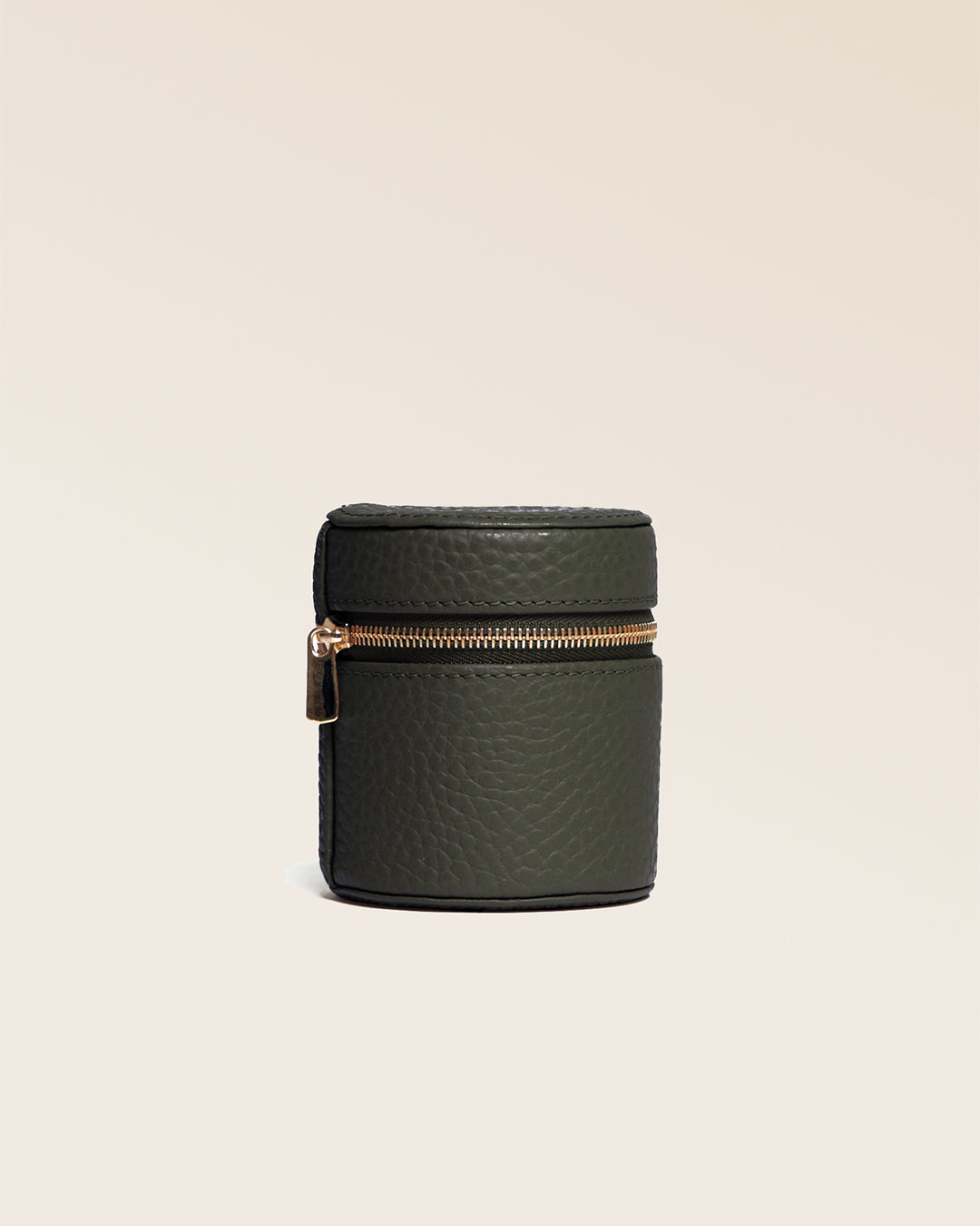 Notre coffret Bague Renouard en cuir façon vigogne kaki, vu de face fermé en studio.