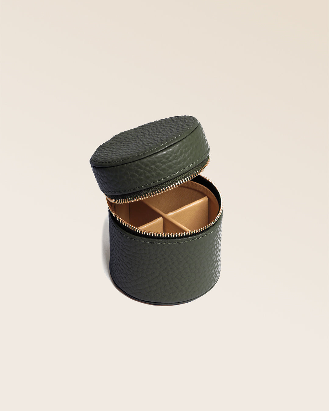 Notre coffret Bague Renouard en cuir façon vigogne kaki, vu de quart ouvert en studio.