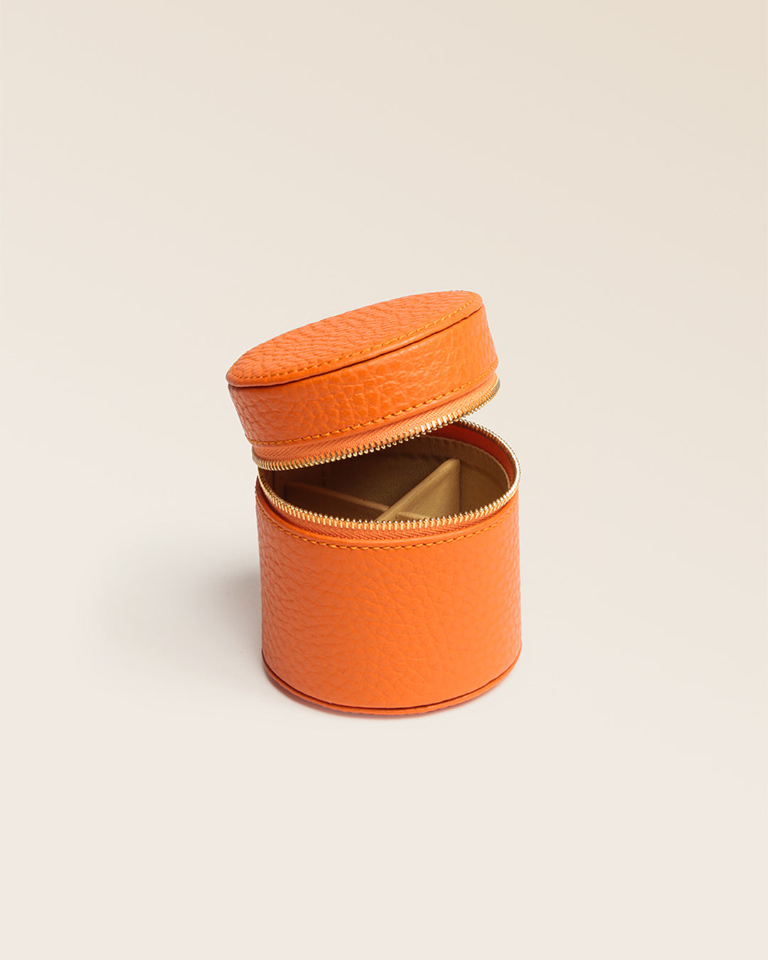 Notre coffret bague Renouard en cuir façon vigogne orange, vu de quart en studio.