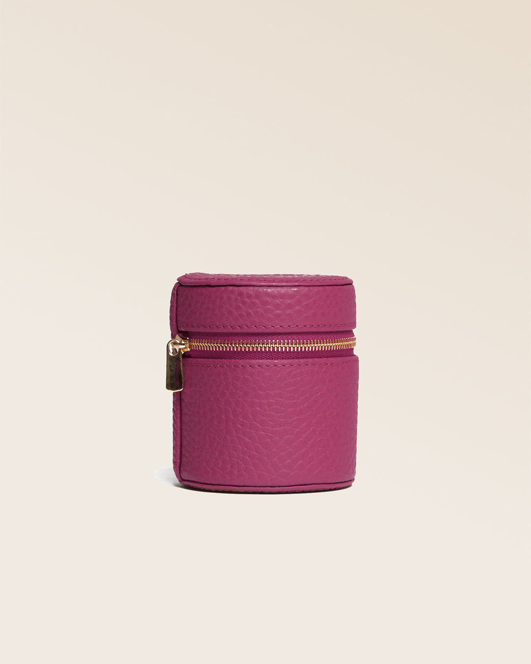 Notre coffret bagues Renouard en cuir façon vigogne pivoine, vu de face fermé en studio.